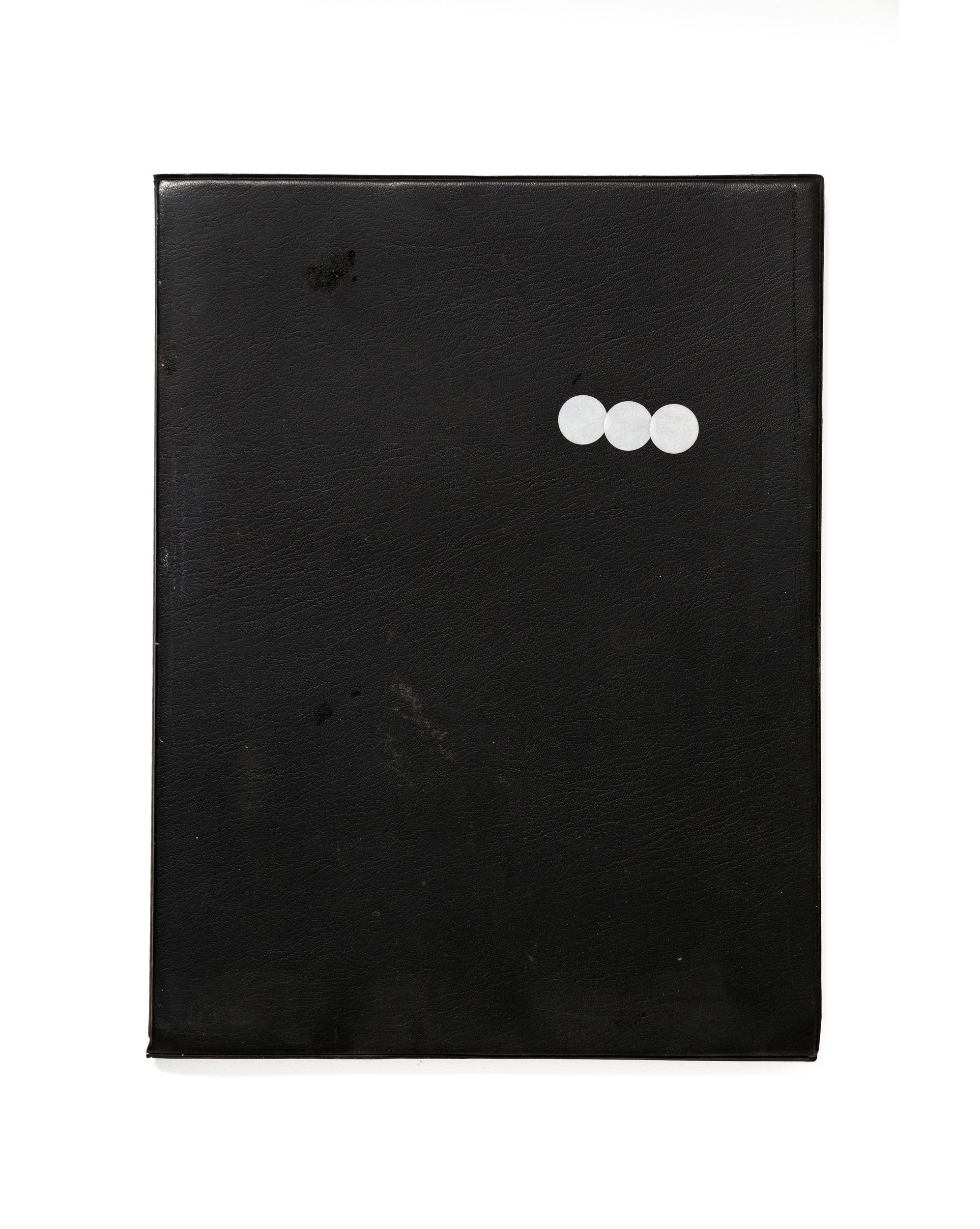 Lucien Hervé, Illés Sarkantyu. Less is More : Illés Sarkantyu Noir, trois pastilles blanches, 2014, tirage pigmentaire signé, 50x40 cm, édition 1/5